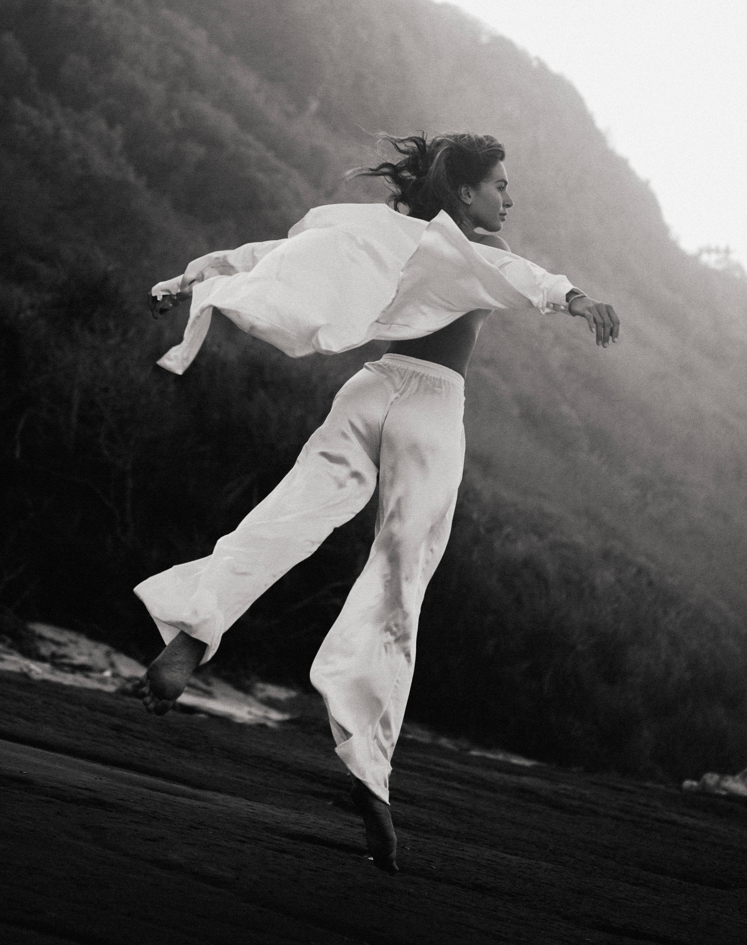 Dr. Bianca Ciabattari in movement on the beach